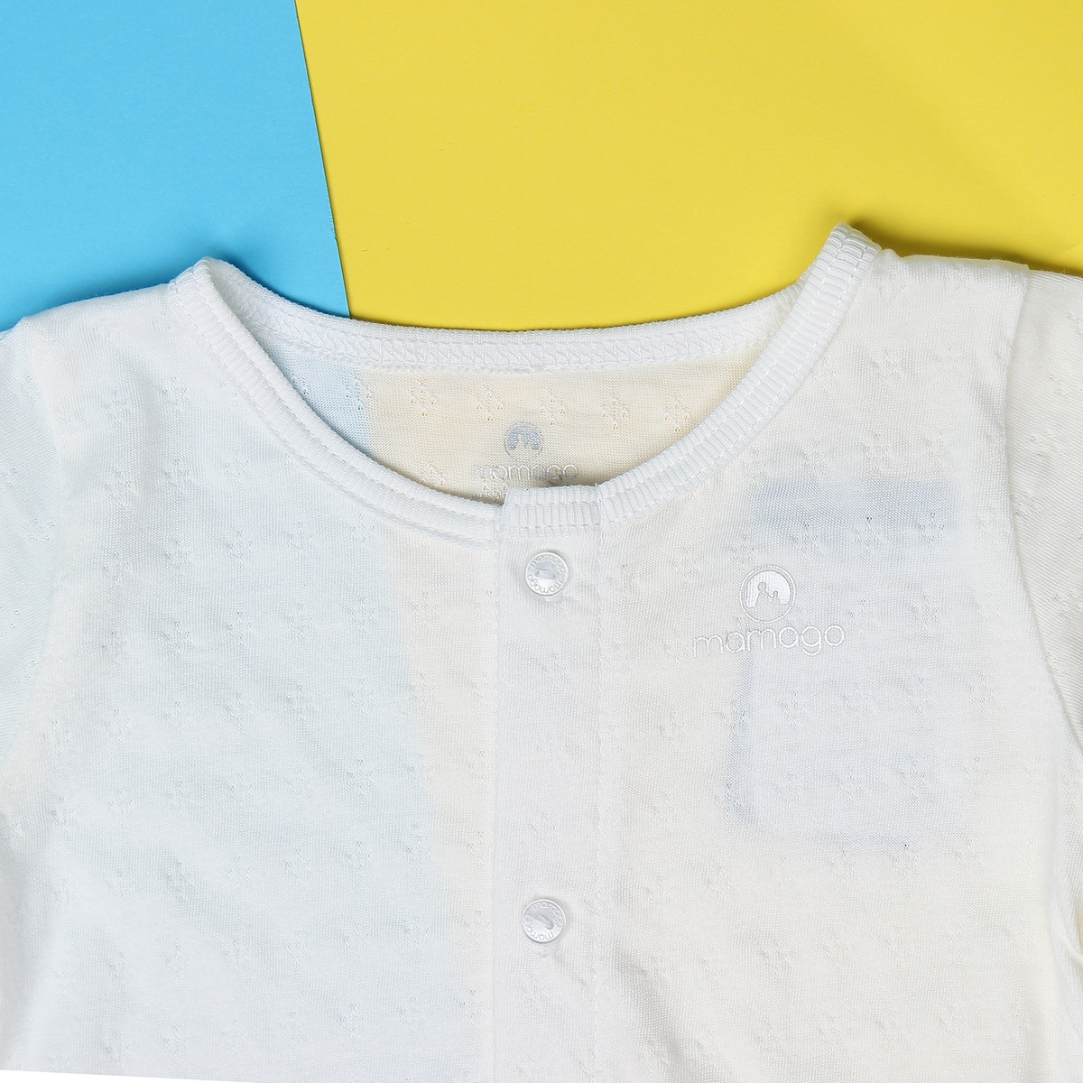 Áo sơ sinh cho bé cài giữa tay dài Mamago Vivian K19 (Trắng) - mặt phải