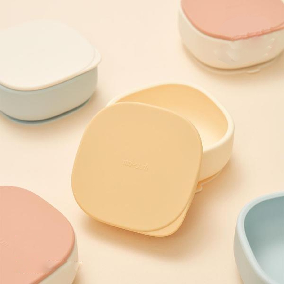 Bát ăn dặm có đế hút kèm nắp silicone Moyuum (Trắng vàng) - mặt phải