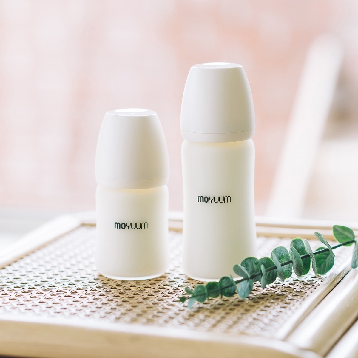 Bình sữa Moyuum thủy tinh bọc silicone 240ml - mặt phải