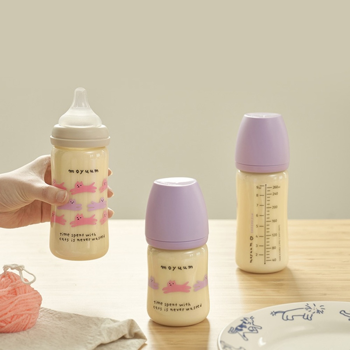 Bình sữa Moyuum PPSU in Cat 170ml (Màu tím)  - mặt phải