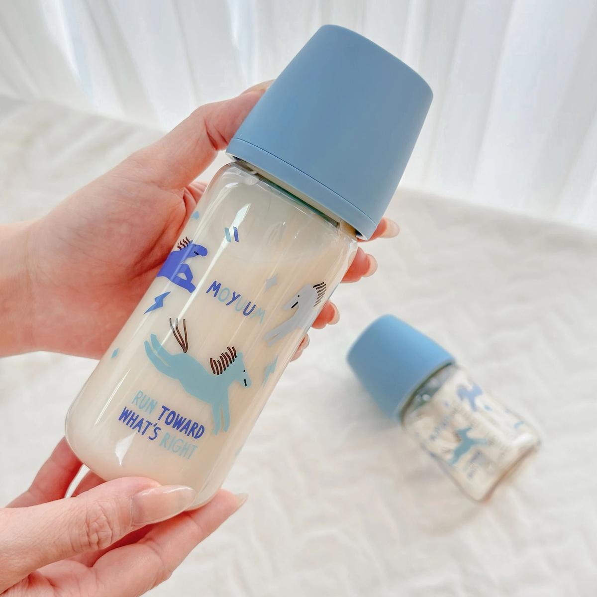 Bình sữa Moyuum PPSU Premium thế hệ thứ 3 Blue Horse 270ml - mặt trái