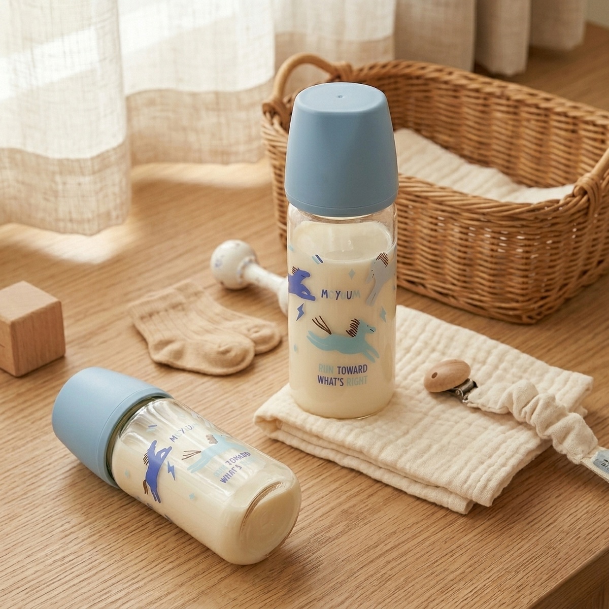 Bình sữa Moyuum PPSU Premium thế hệ thứ 3 Blue Horse 270ml - mặt phải