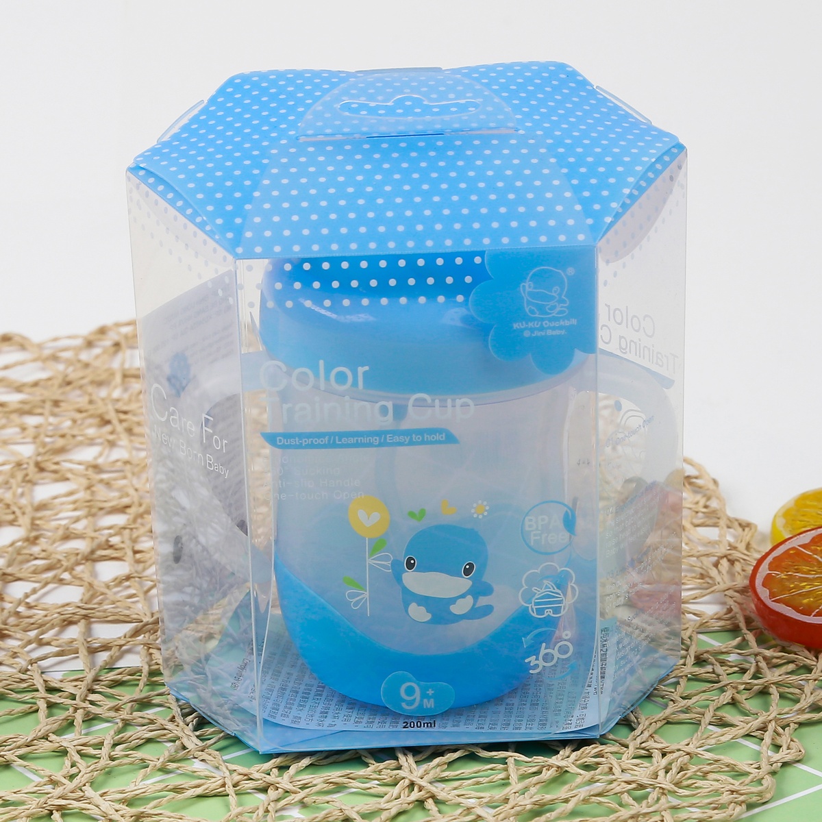Bình tập uống nước ống hút có tay cầm KU5452 (Màu ngẫu nhiên) - mặt phải