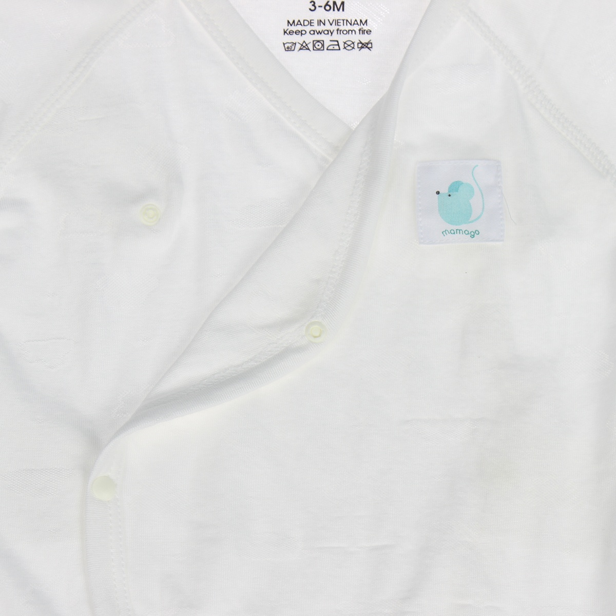 Bộ quần áo dài tay bé trai neil cài chéo Mamago HN20H 3-6M (Trắng) - mặt sau