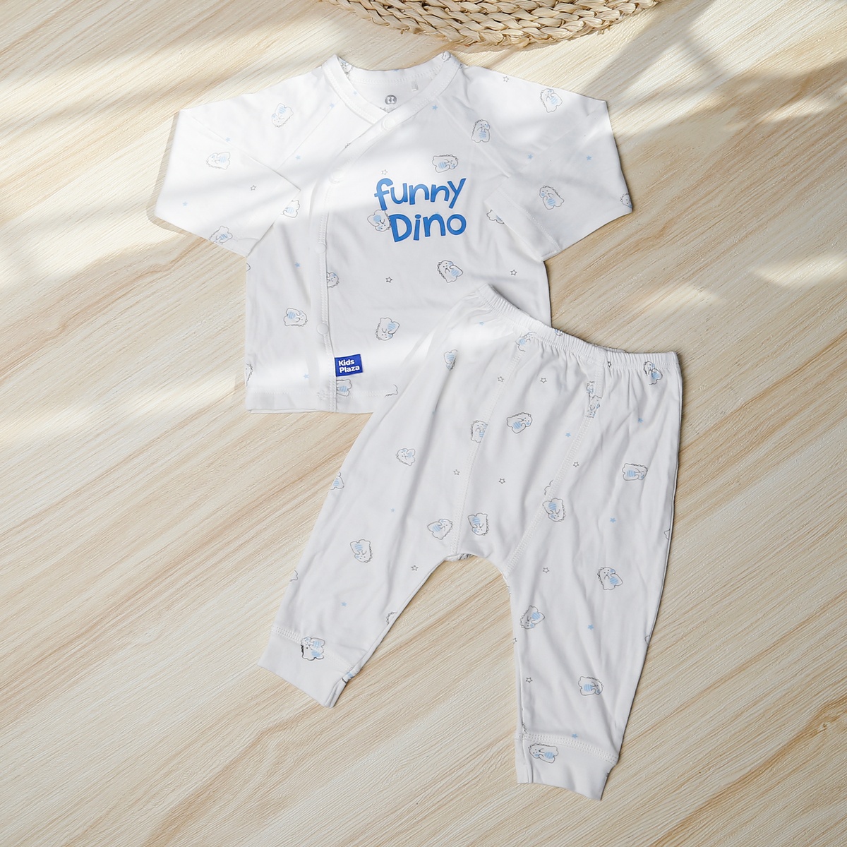 Bộ quần áo dài tay cài lệch KidsPlaza Otis ND23T (Trắng xanh)