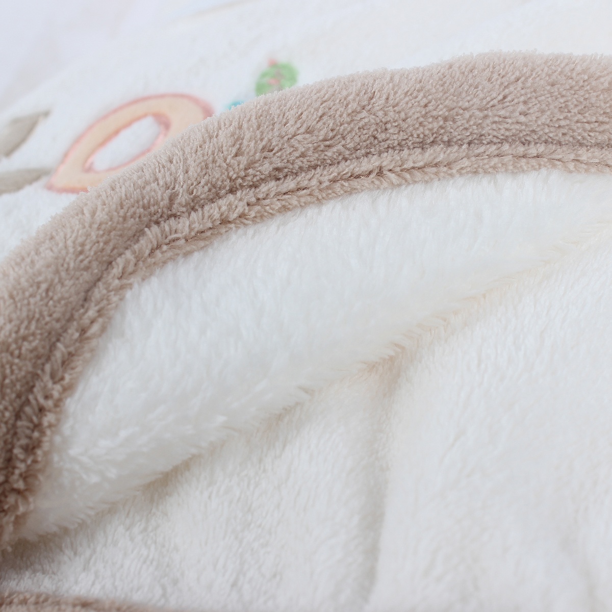 Chăn bông Mamago thêu chữ LOVE MM04 màu trắng sữa - mặt phải