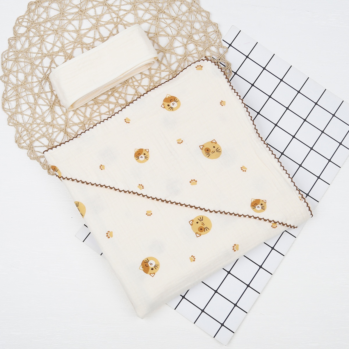 Chăn ủ KidsPlaza Muslin có mũ hình mèo PG23 - mặt trái