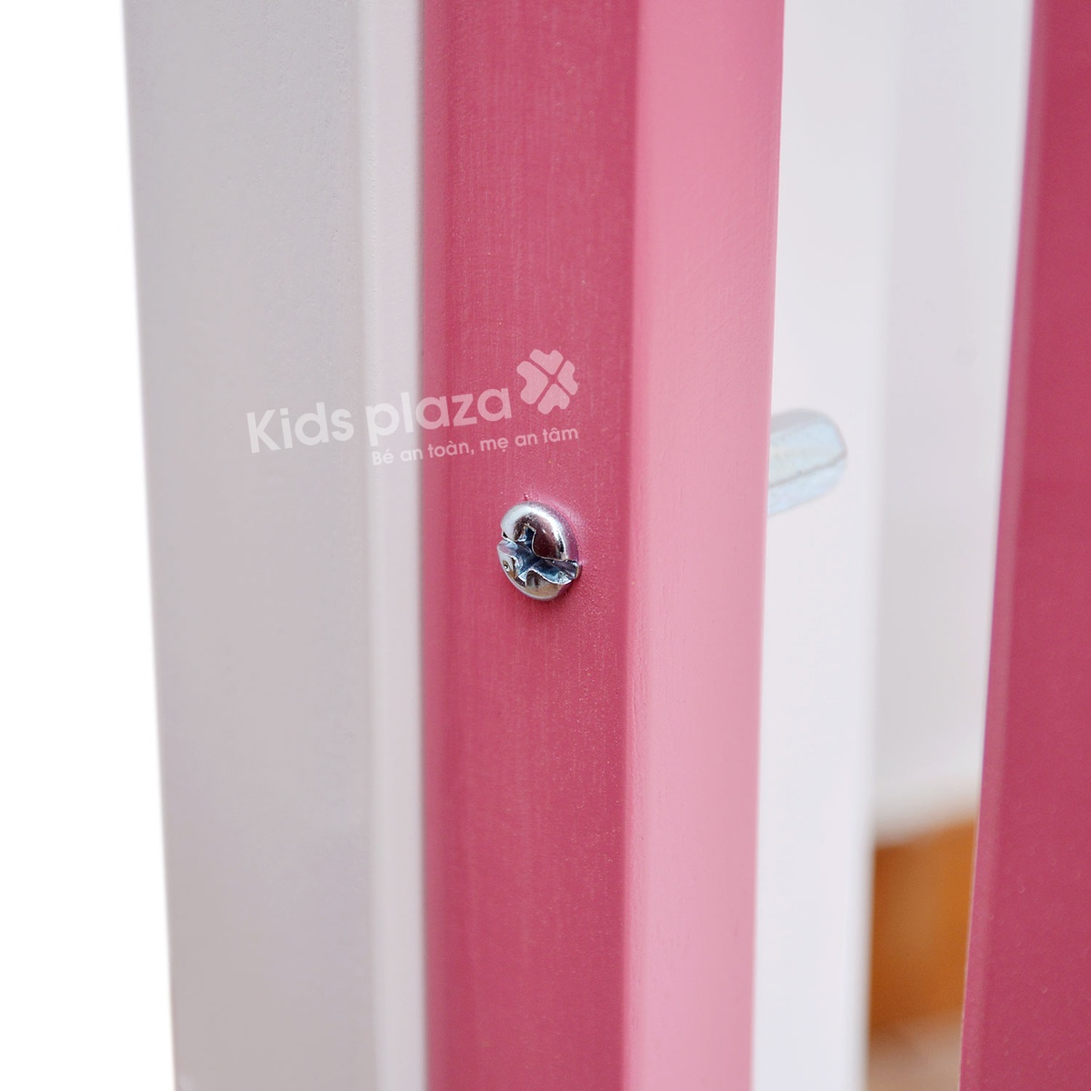 Cũi xoan đào 70 x 110cm màu hồng trắng - góc nghiêng