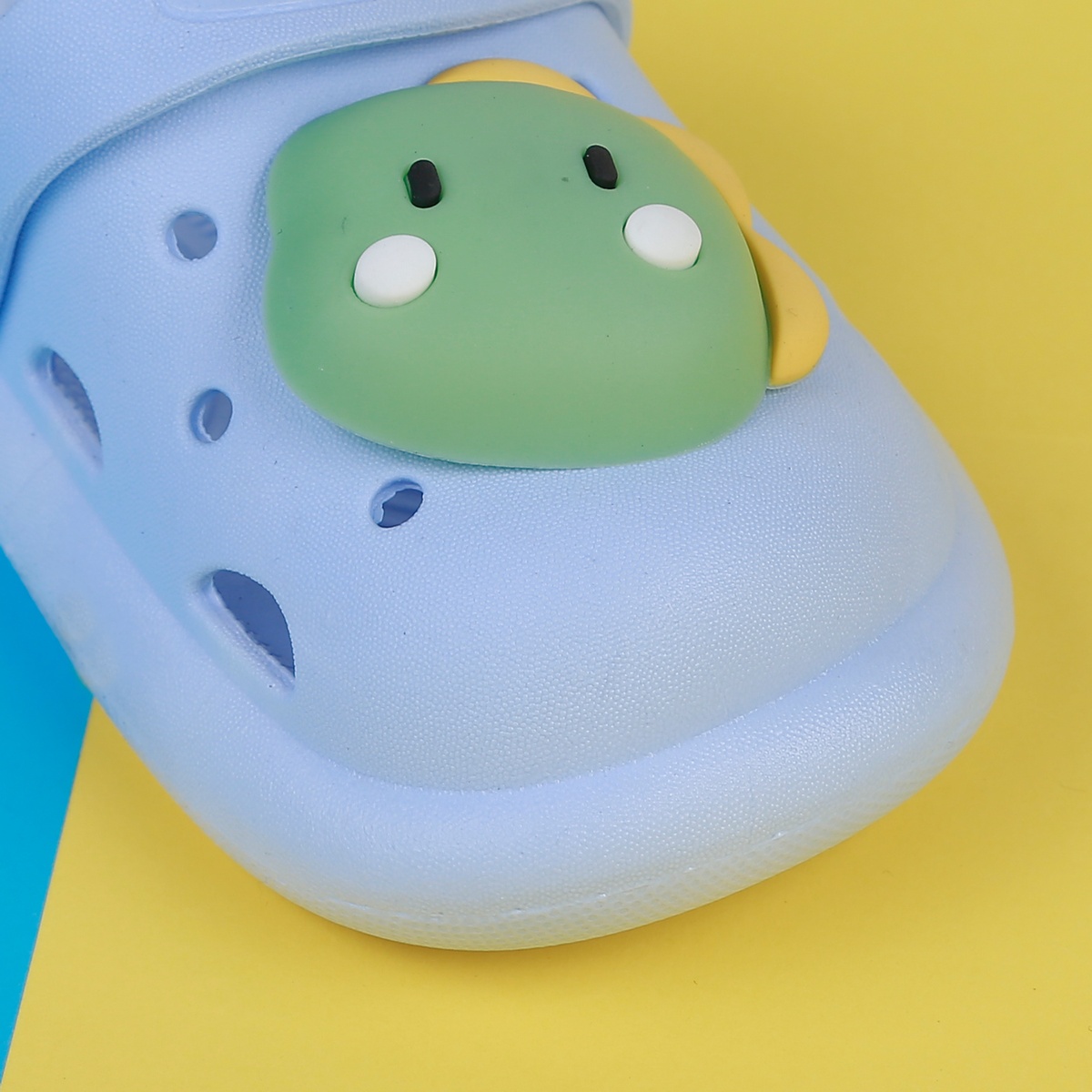 Dép sục KidsPlaza ST-903 khủng long xanh - mặt phải