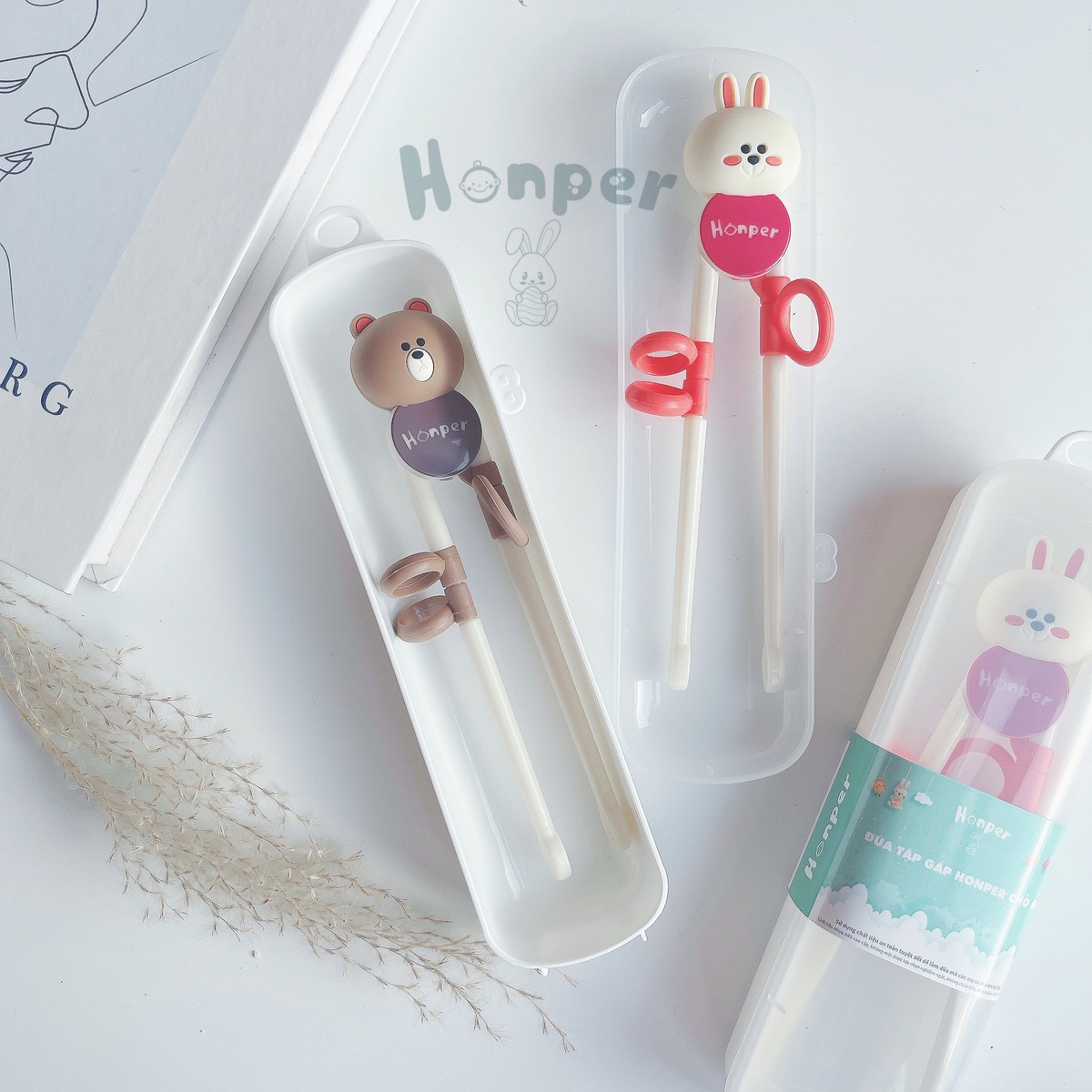 Đũa tập ăn cho bé Honper HP-124 (Mẫu ngẫu nhiên) - góc nghiêng