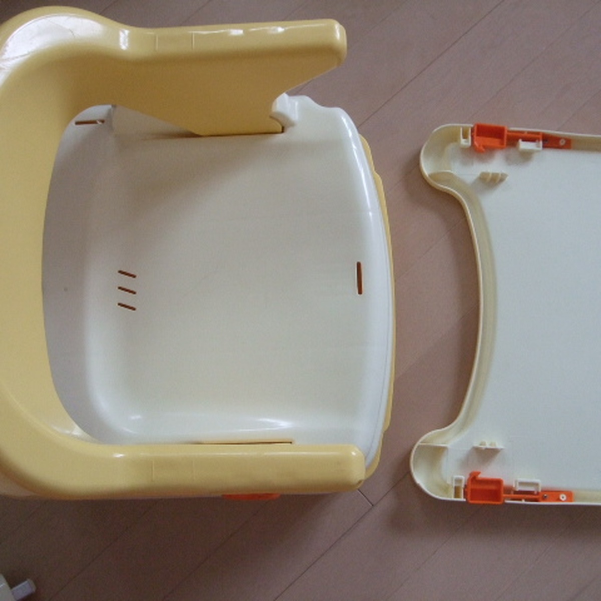 Ghế ăn bột cho bé Richell RC93068 - mặt sau