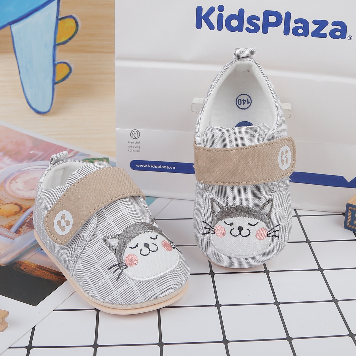 Giày tập đi KidsPlaza 22K-S5 thêu mèo (Ghi)