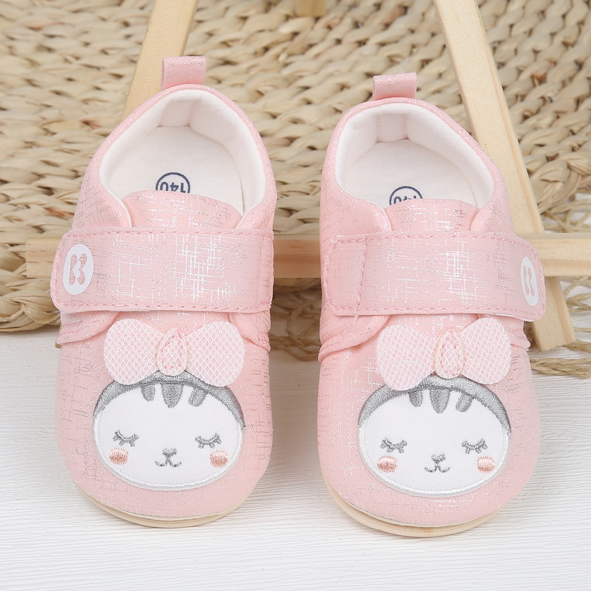Giày tập đi KidsPlaza 23K-S2 in hình búp bê (Hồng Đào)
