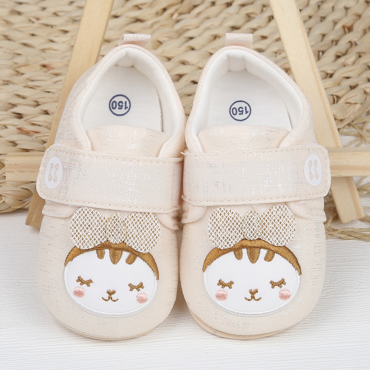 Giày tập đi KidsPlaza 23K-S2 in hình búp bê (Màu Be)