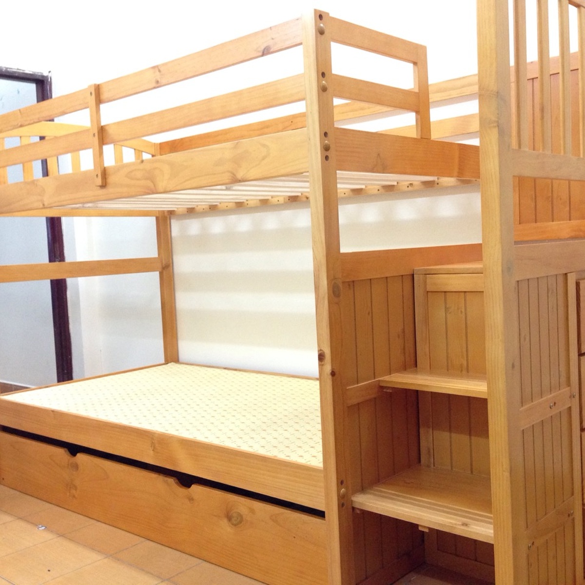 Giường tầng trẻ em Mission Stairway - góc nghiêng