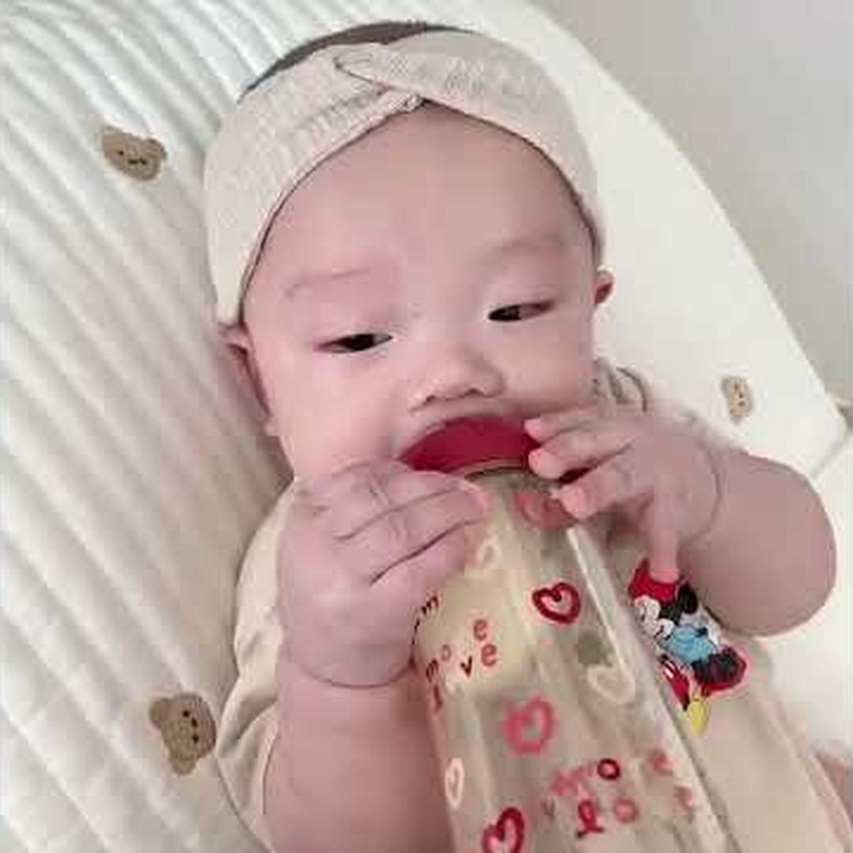 Bình sữa Moyuum Red Love 270ml  - video