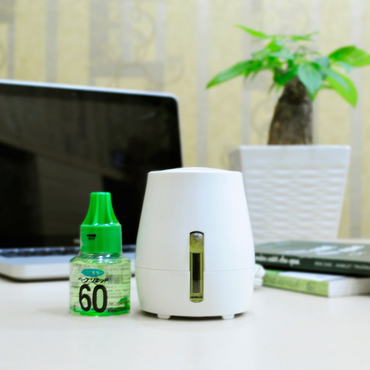Máy đuổi muỗi xông tinh dầu Nhật Bản 60 ngày - mặt sau