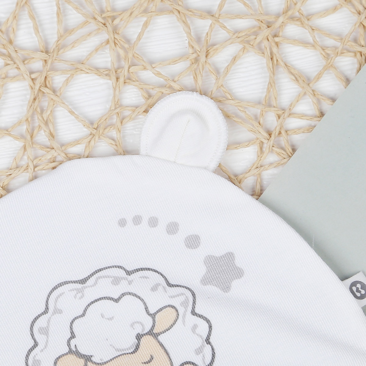 Mũ sơ sinh Otis bé trai in cừu KidsPlaza ND22T (Trắng) - mặt phải