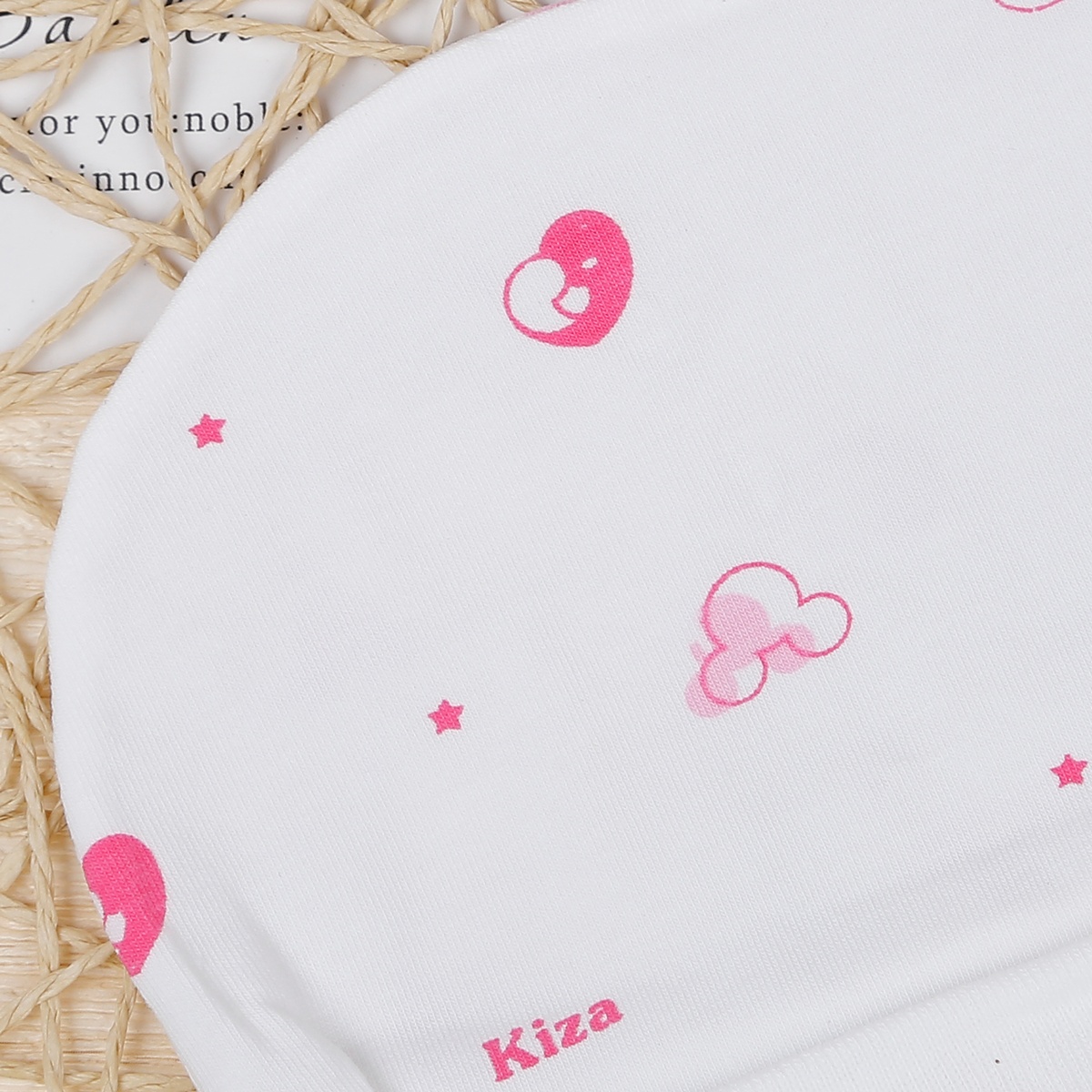 Mũ sơ sinh in hình Kiza trắng hồng - mặt trái