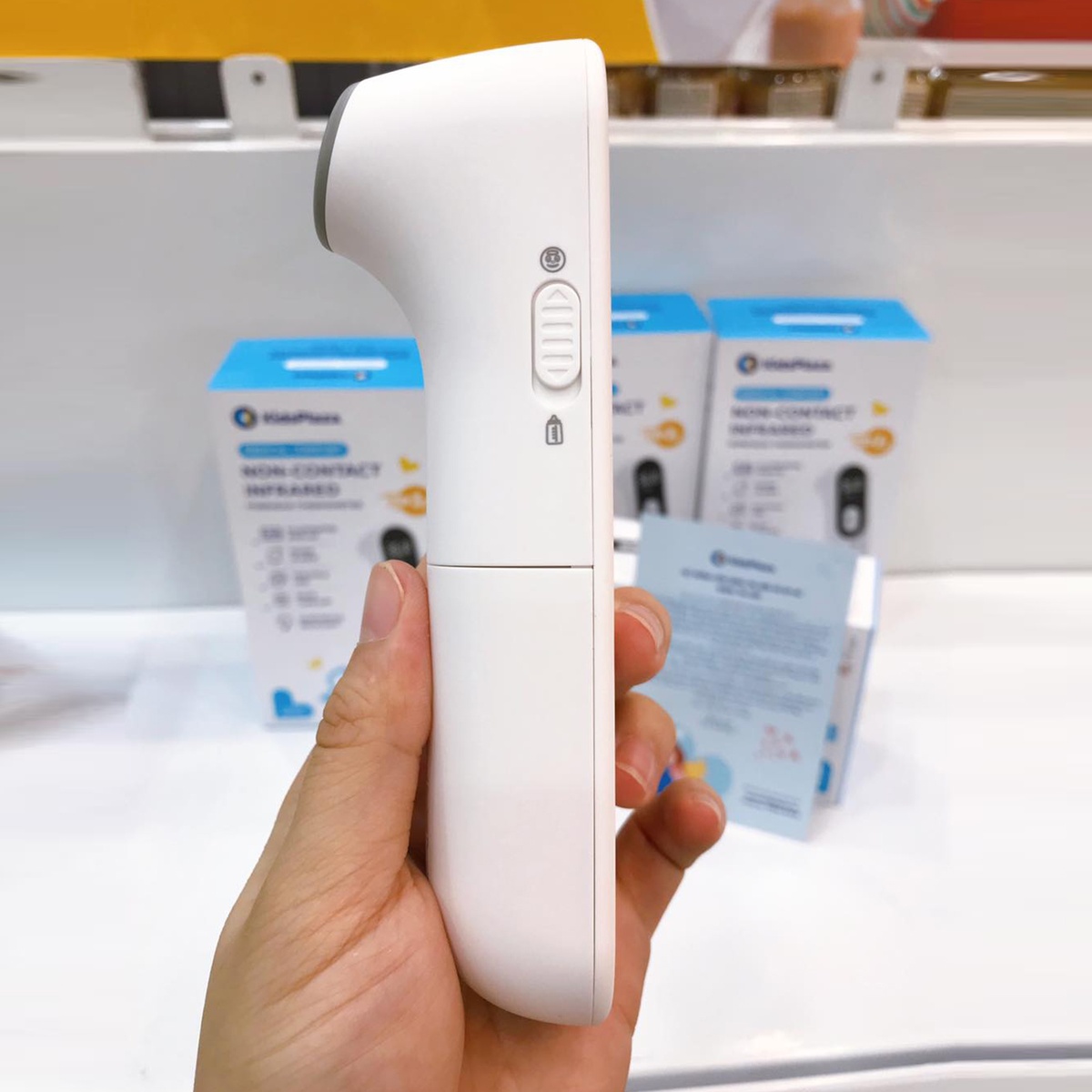 Nhiệt kế hồng ngoại KidsPlaza Medical Comfort HW-B05 - góc nghiêng