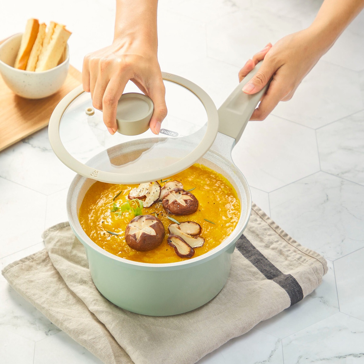 Nồi vân đá Omi Simple Inochi 18cm (Màu ngẫu nhiên) - mặt trái