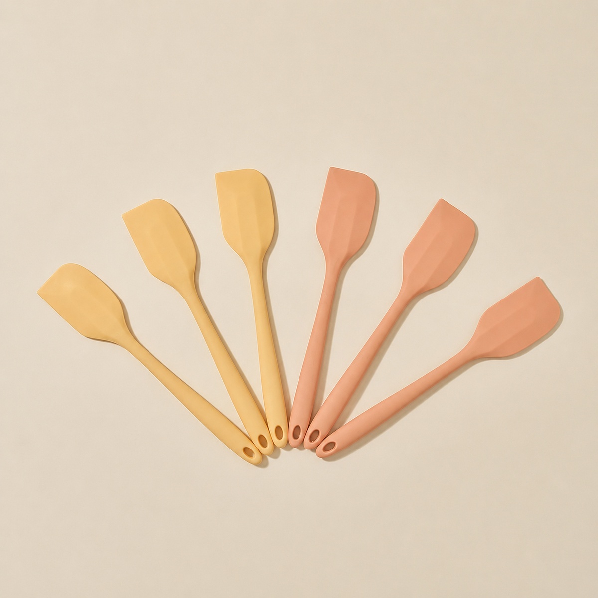 Phới thìa khuấy bột silicone Moyuum Mini (Vàng) - mặt phải