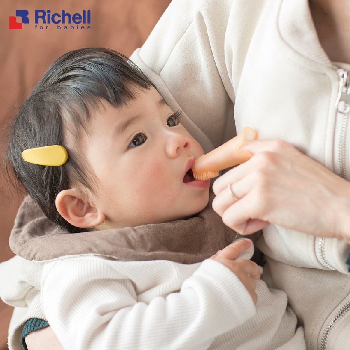 Rơ lưỡi silicone Richell RC20112 - mặt sau