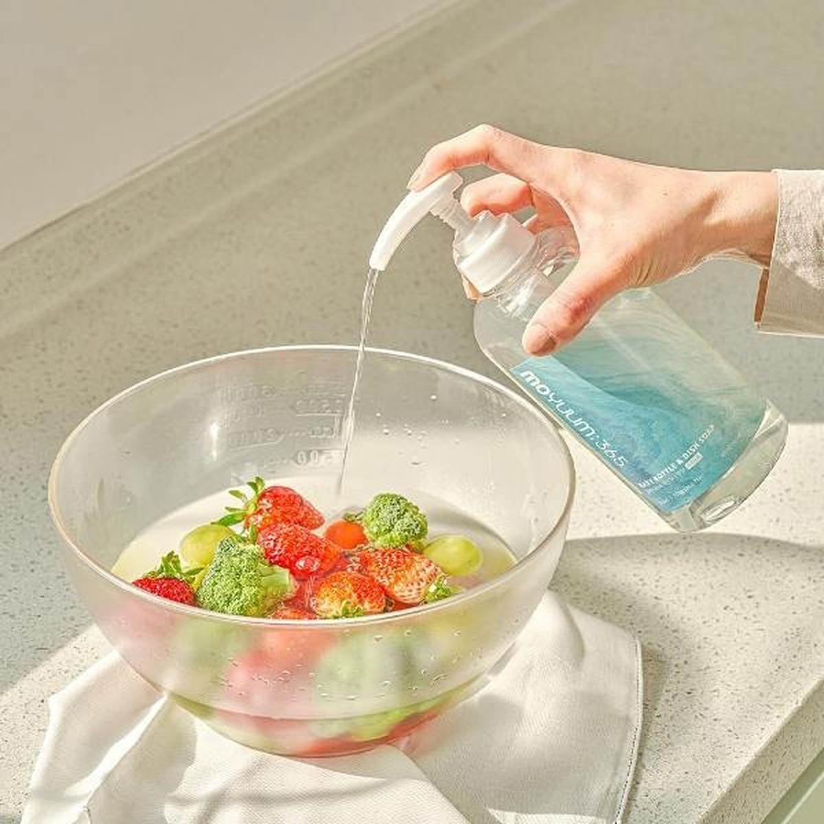 Nước rửa bình Moyuum 365 muối biển, thuần chay 600ml (dạng gel) - mặt trái