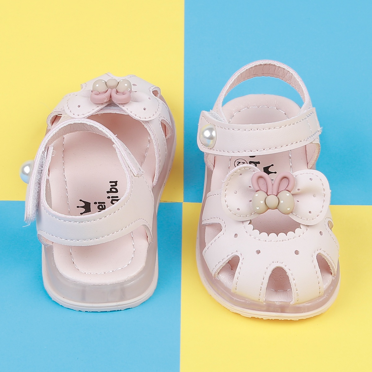 Sandal bé gái đính tai thỏ AC22H hồng  - mặt sau