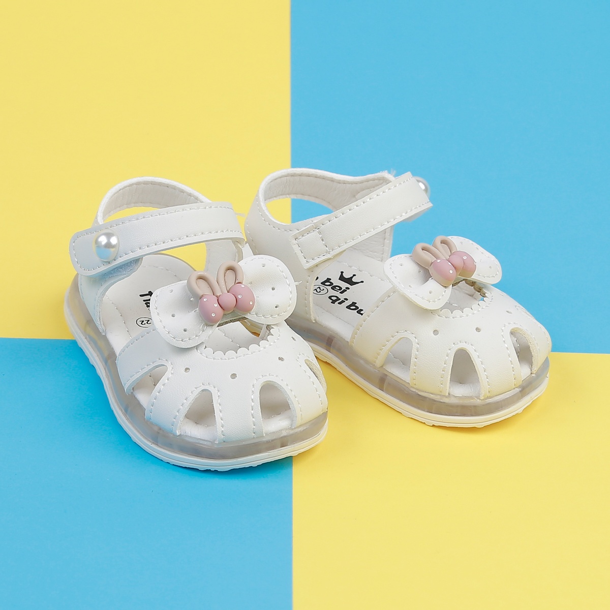 Sandal bé gái đính tai thỏ AC22H trắng - mặt phải