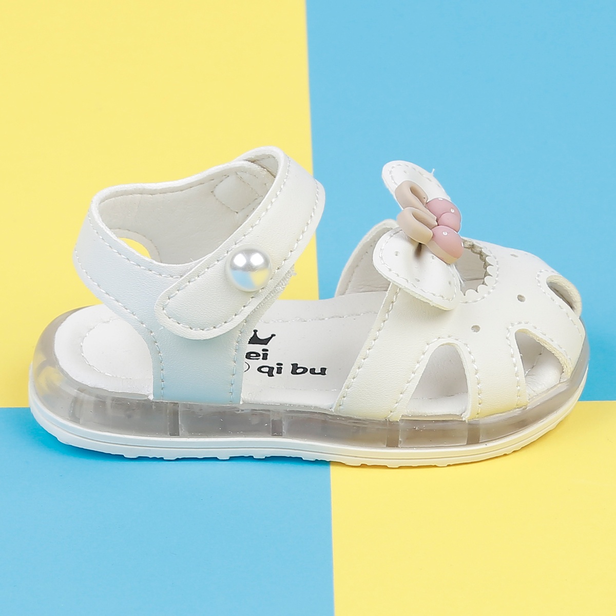 Sandal bé gái đính tai thỏ AC22H trắng - góc nghiêng