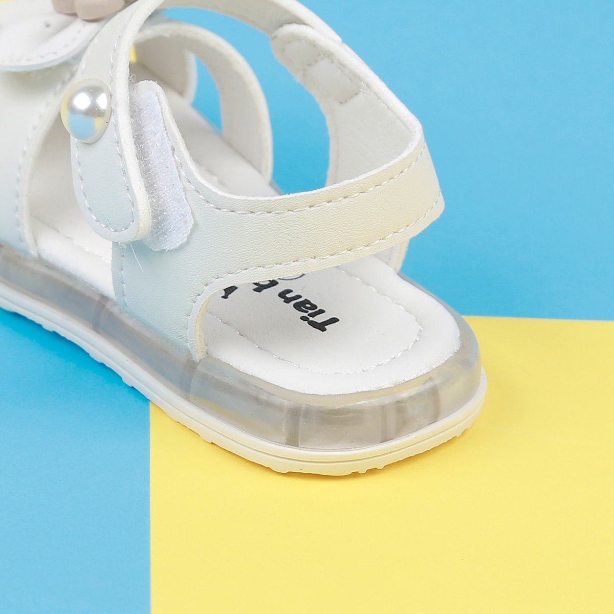 Sandal bé gái đính tai thỏ AC22H trắng - mặt sau