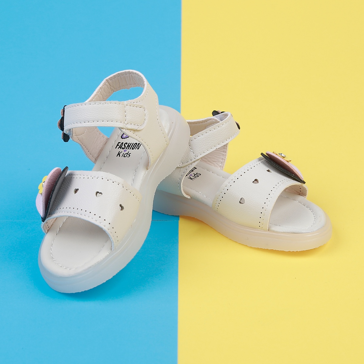 Sandal cho bé gái đính trái tim AC22H màu trắng - mặt trái