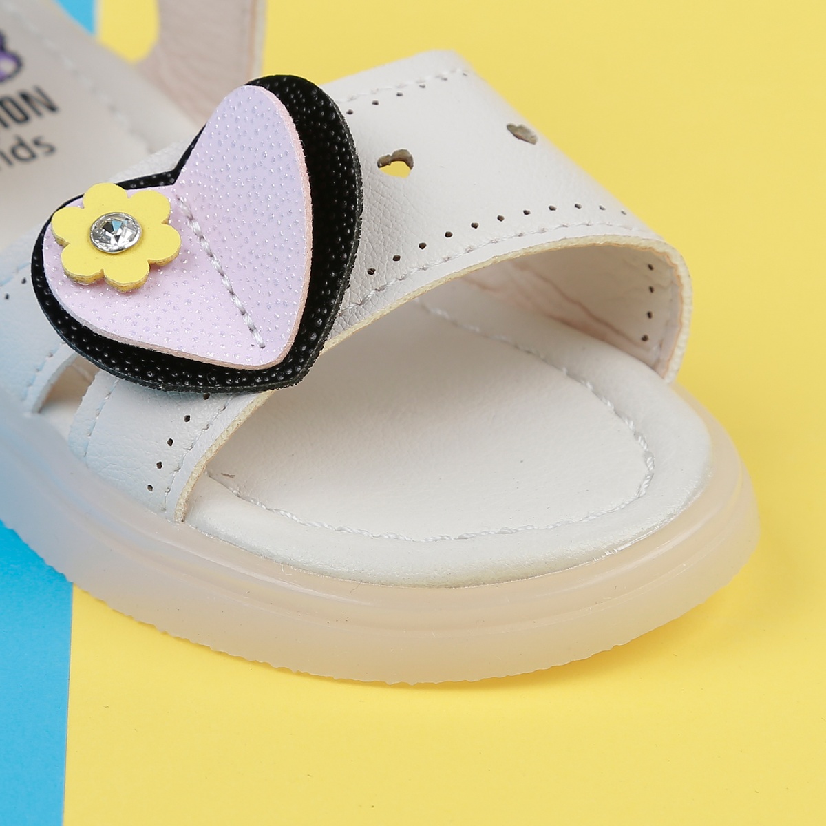 Sandal cho bé gái đính trái tim AC22H màu trắng - góc nghiêng