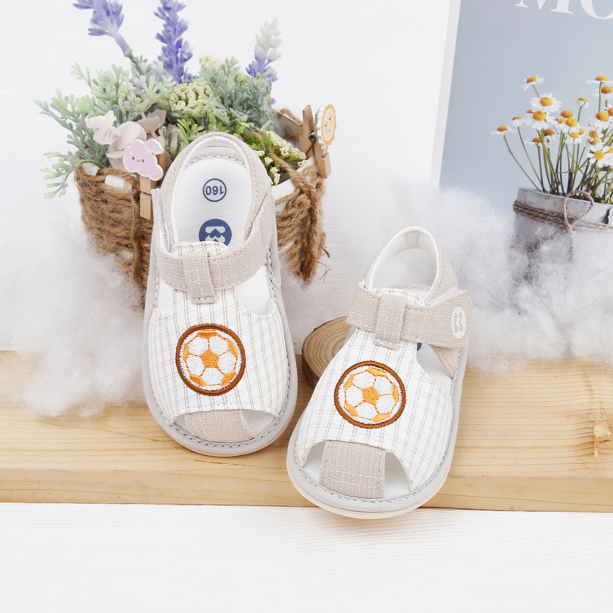 Dép sandal tập đi KidsPlaza thêu hình quả bóng (Ghi)