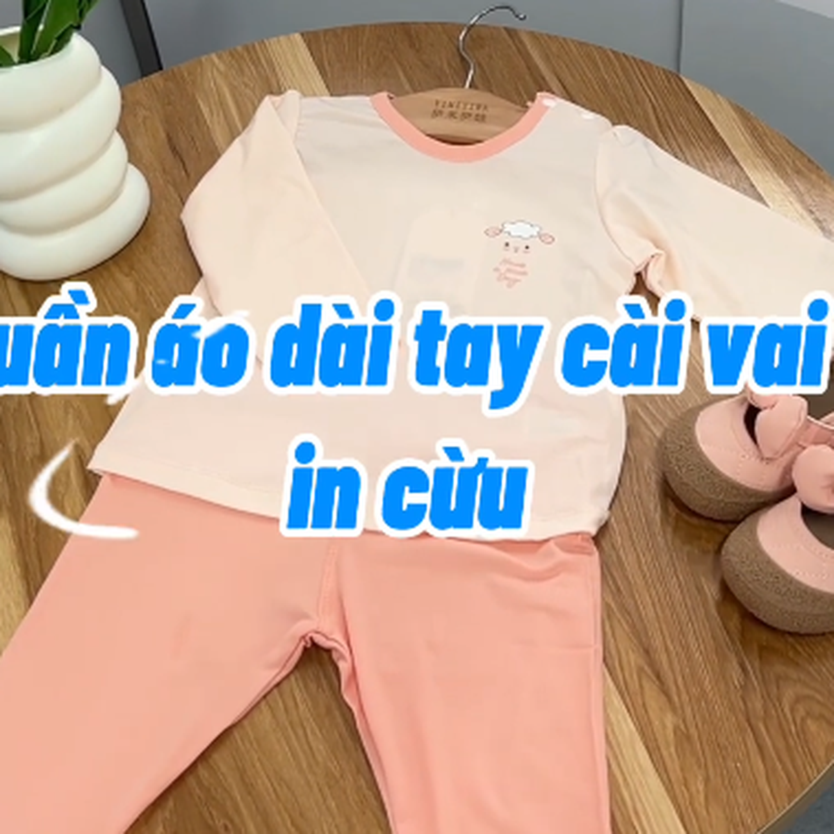 Bộ quần áo dài tay cài vai KidsPlaza Otis in cừu ND25T (Hồng cam) - video