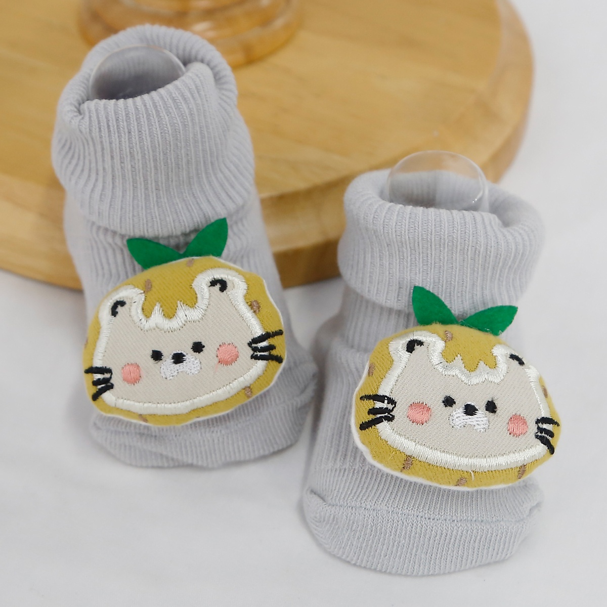 Set 2 tất bé trai in hình dễ thương AC22 - mặt phải