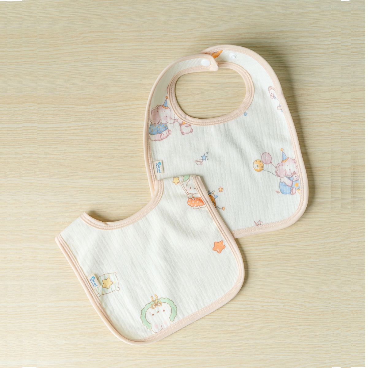 Set 2 yếm chống thấm nhiều hình Muslin AC25 (Mẫu ngẫu nhiên) - mặt sau
