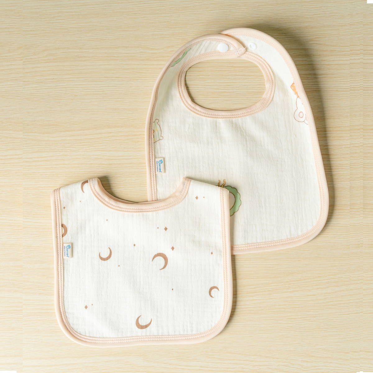 Set 2 yếm chống thấm nhiều hình Muslin AC25 (Mẫu ngẫu nhiên) - góc nghiêng