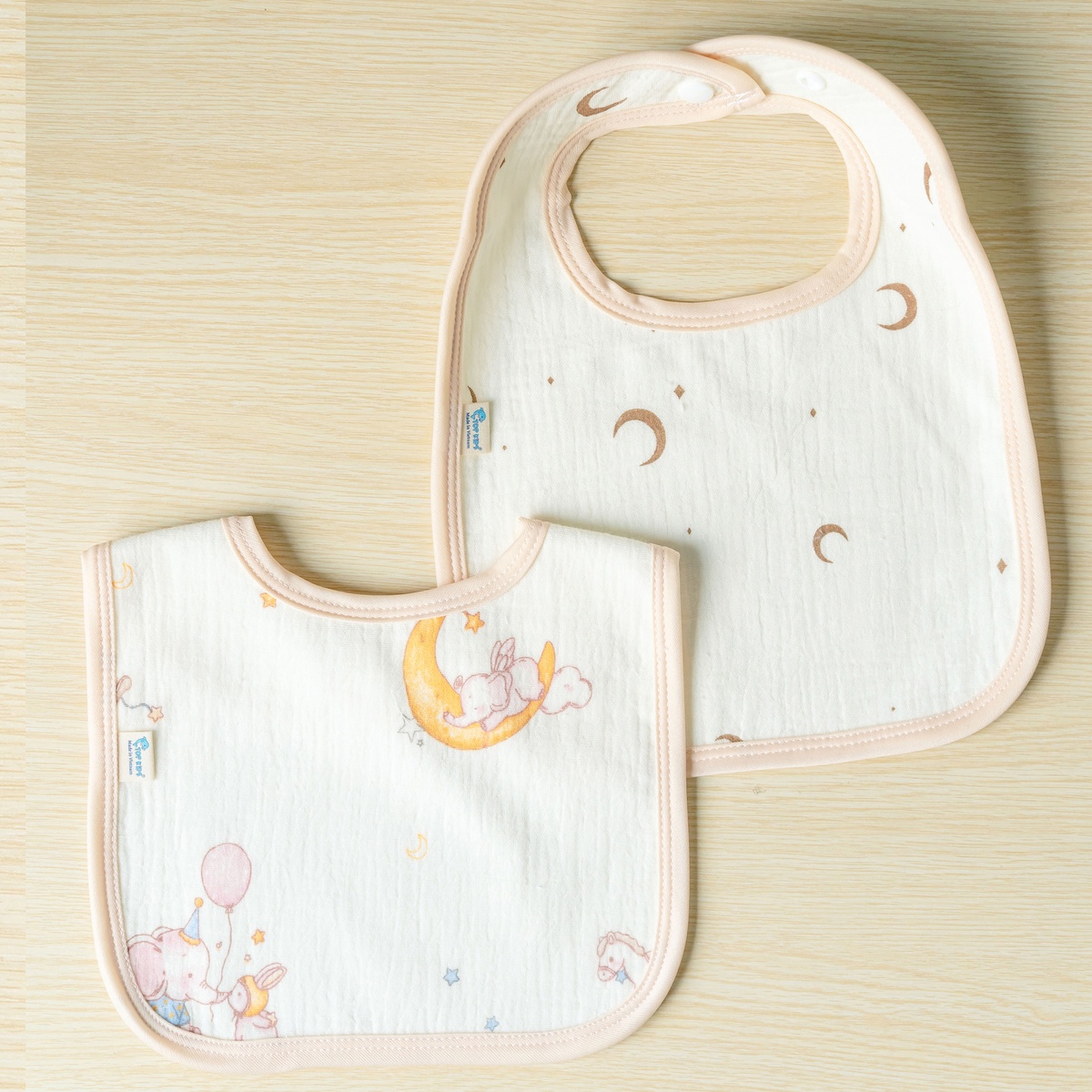 Set 2 yếm chống thấm nhiều hình Muslin AC25 (Mẫu ngẫu nhiên) - mặt trái