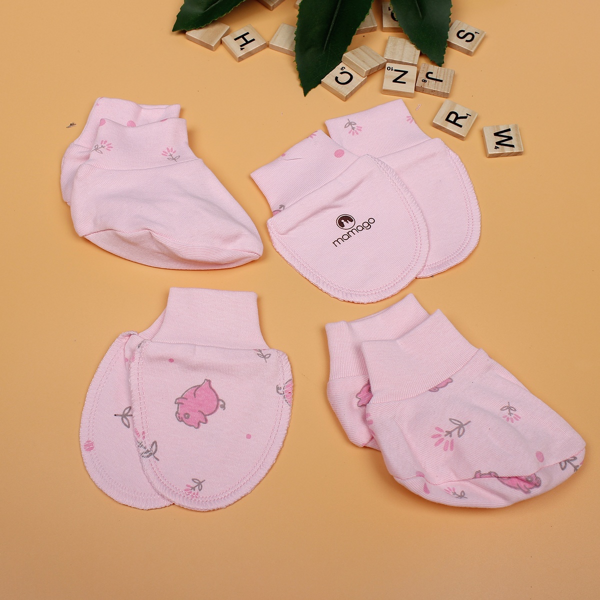 Set bao tay bao chân cho bé Mamago in hình chú heo NĐ19 - mặt trái