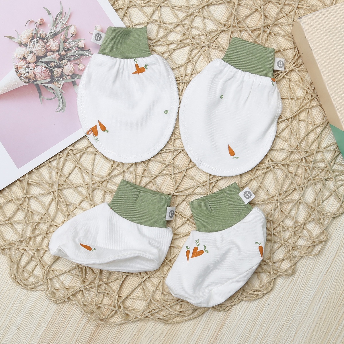 Set bao tay, bao chân KidsPlaza Otis in cà rốt ND23T (Trắng xanh)