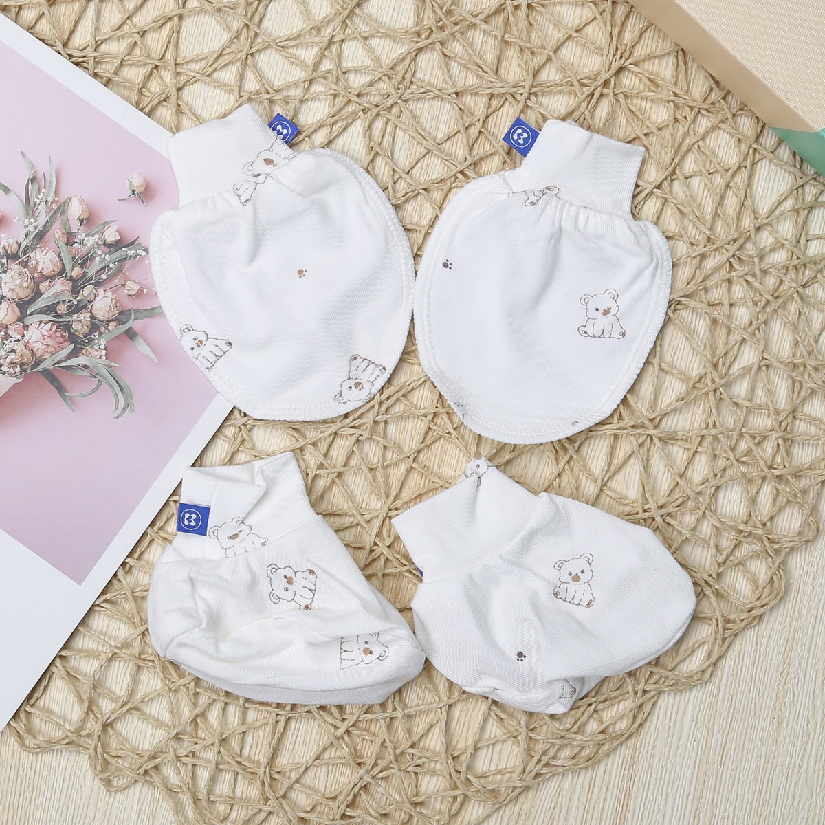 Set bao tay, bao chân KidsPlaza Otis in gấu ND23T (Trắng) - mặt trái