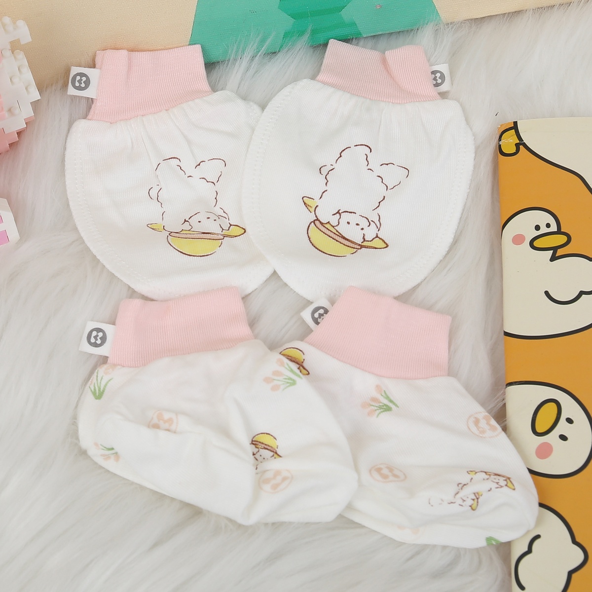 Set bao tay, bao chân KidsPlaza Otis ND24H (Trắng hồng) - mặt trái