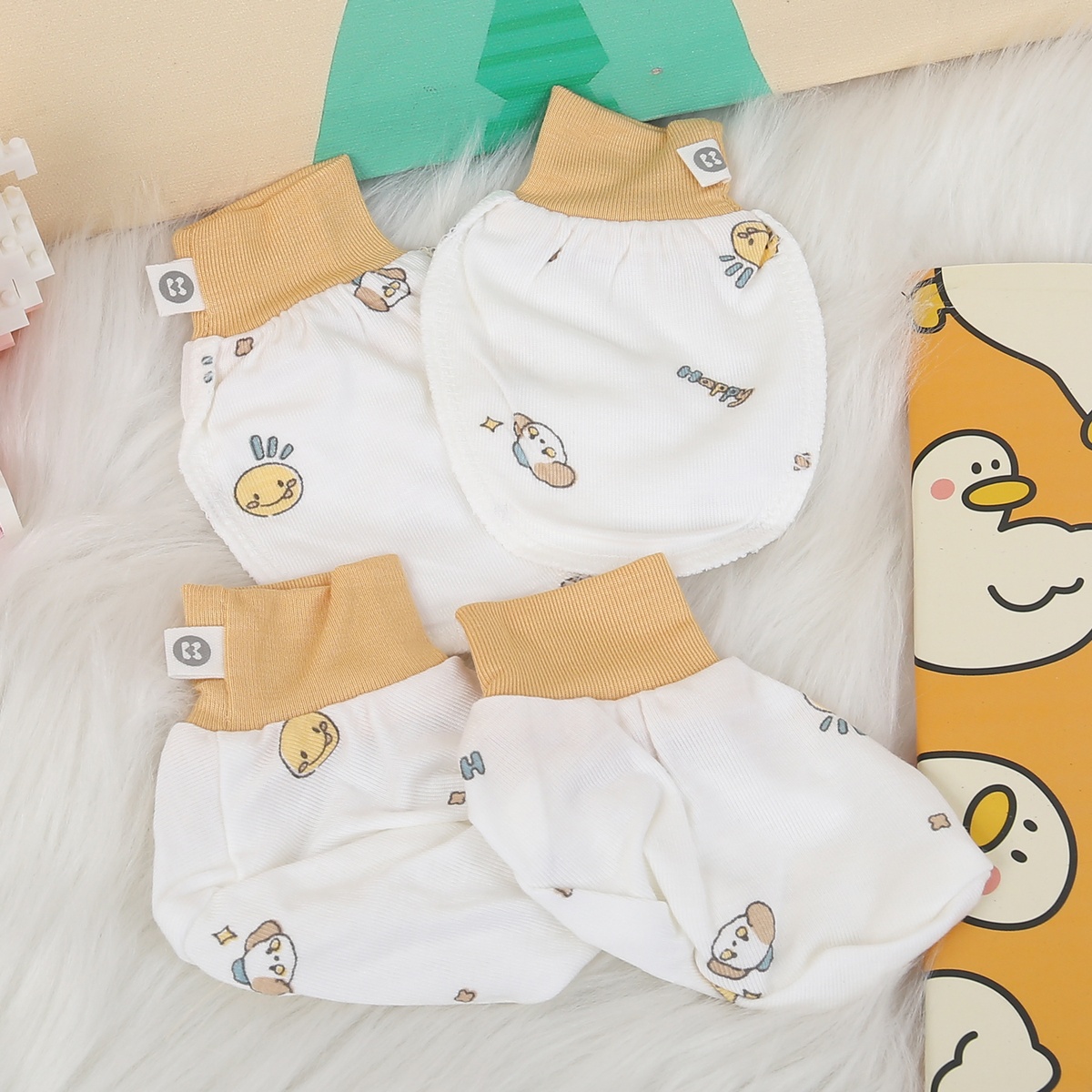 Set bao tay, bao chân KidsPlaza Otis ND24H (Trắng vàng) - mặt trái