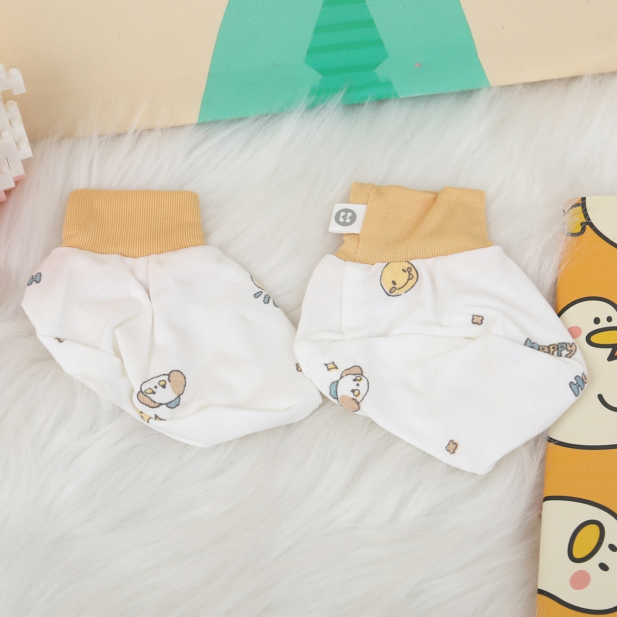 Set bao tay, bao chân KidsPlaza Otis ND24H (Trắng vàng) - mặt sau