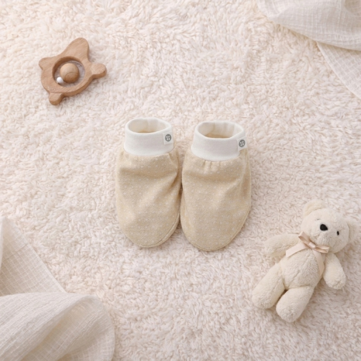 Set bao tay, bao chân KidsPlaza chấm bi ND26H (Trắng be) - mặt phải