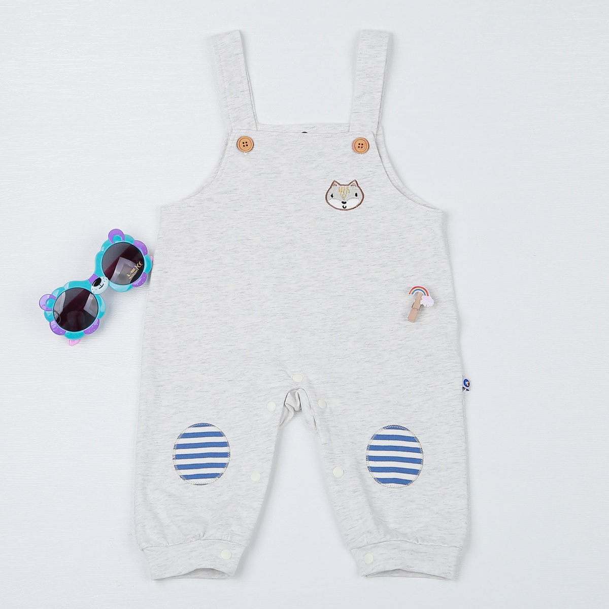 Set yếm bé trai KidsPlaza in chữ kẻ xanh ghi HN22T - mặt phải