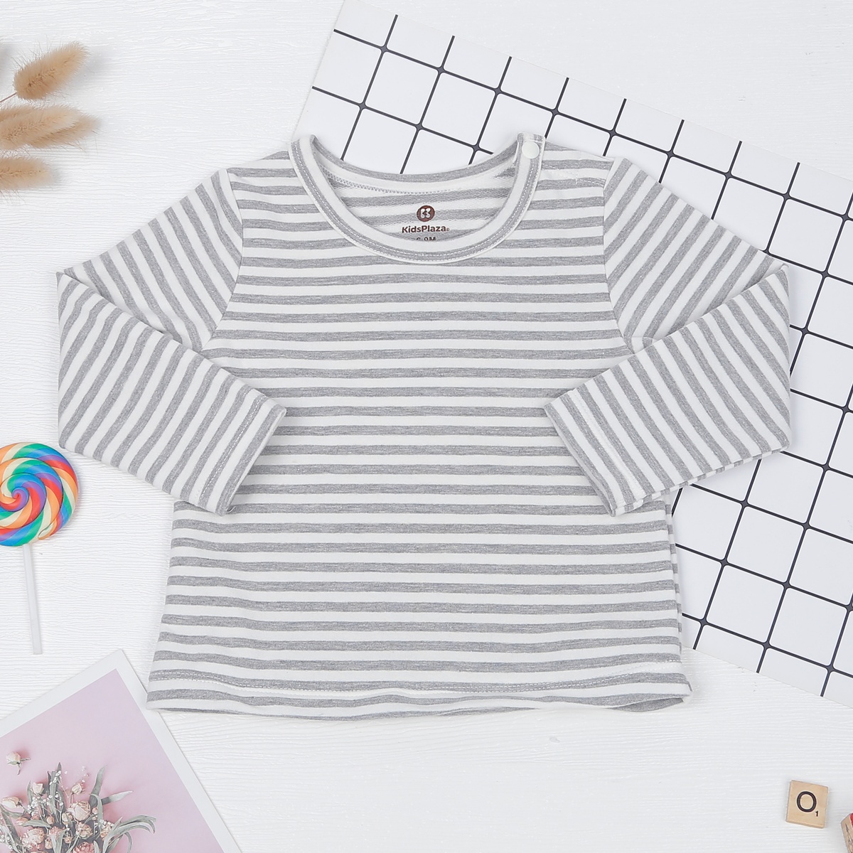 Set yếm bé trai KidsPlaza in gấu kẻ ghi HN22T  - mặt trái