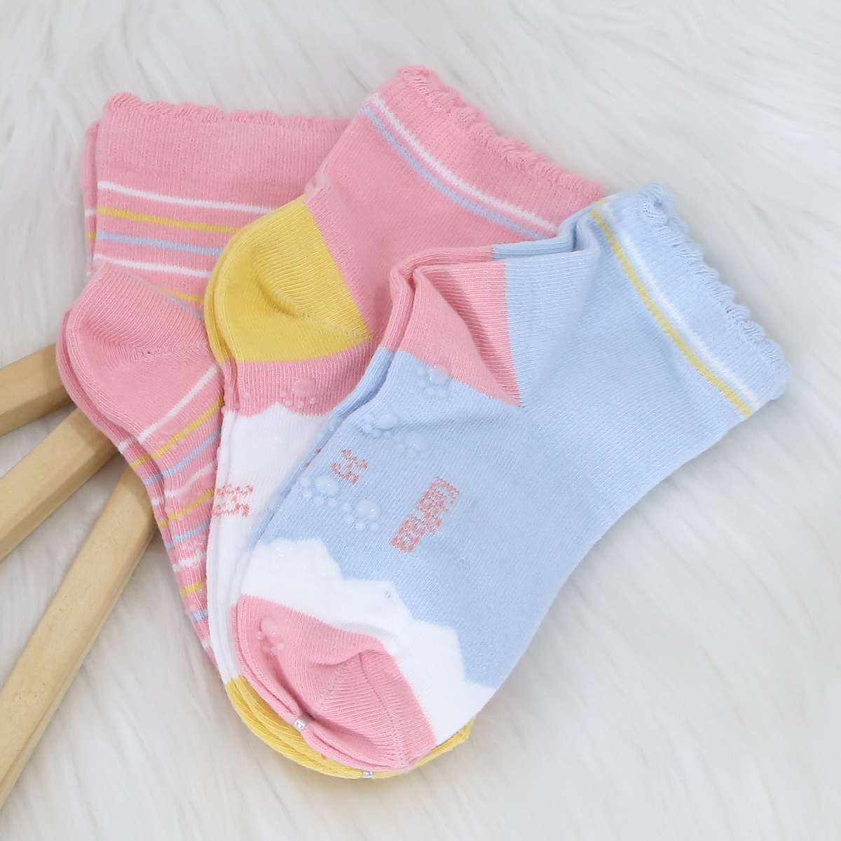 Set 3 đôi tất bé gái KidsPlaza kẻ màu sắc CT4 BH24 3-5Y - mặt trái